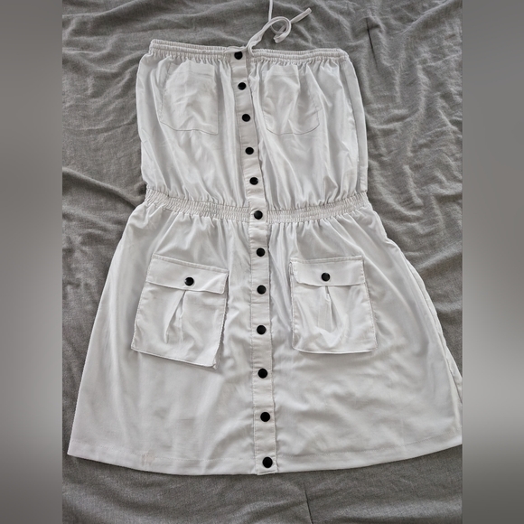 Tini Lili Dresses & Skirts - Strapless lightweight white snap up dress